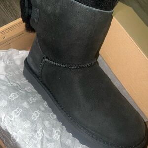 Uggs womens size 6 ARIELLE (bow in the back)